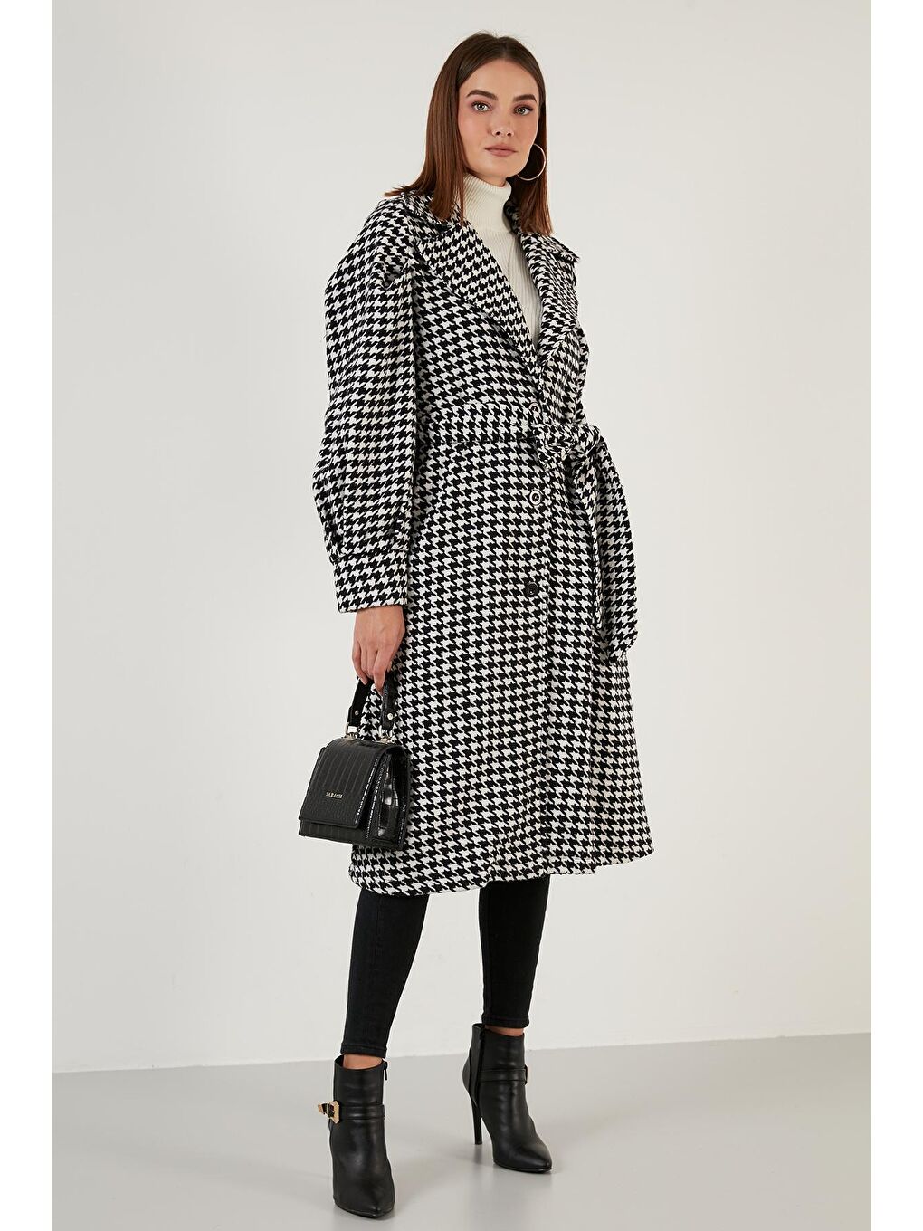 Siyah Kazayağı Desenli Kemerli Cepli Oversize Uzun Kaban 611MNT06