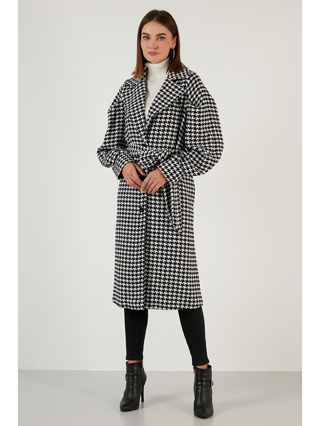 Siyah Kazayağı Desenli Kemerli Cepli Oversize Uzun Kaban 611MNT06-1