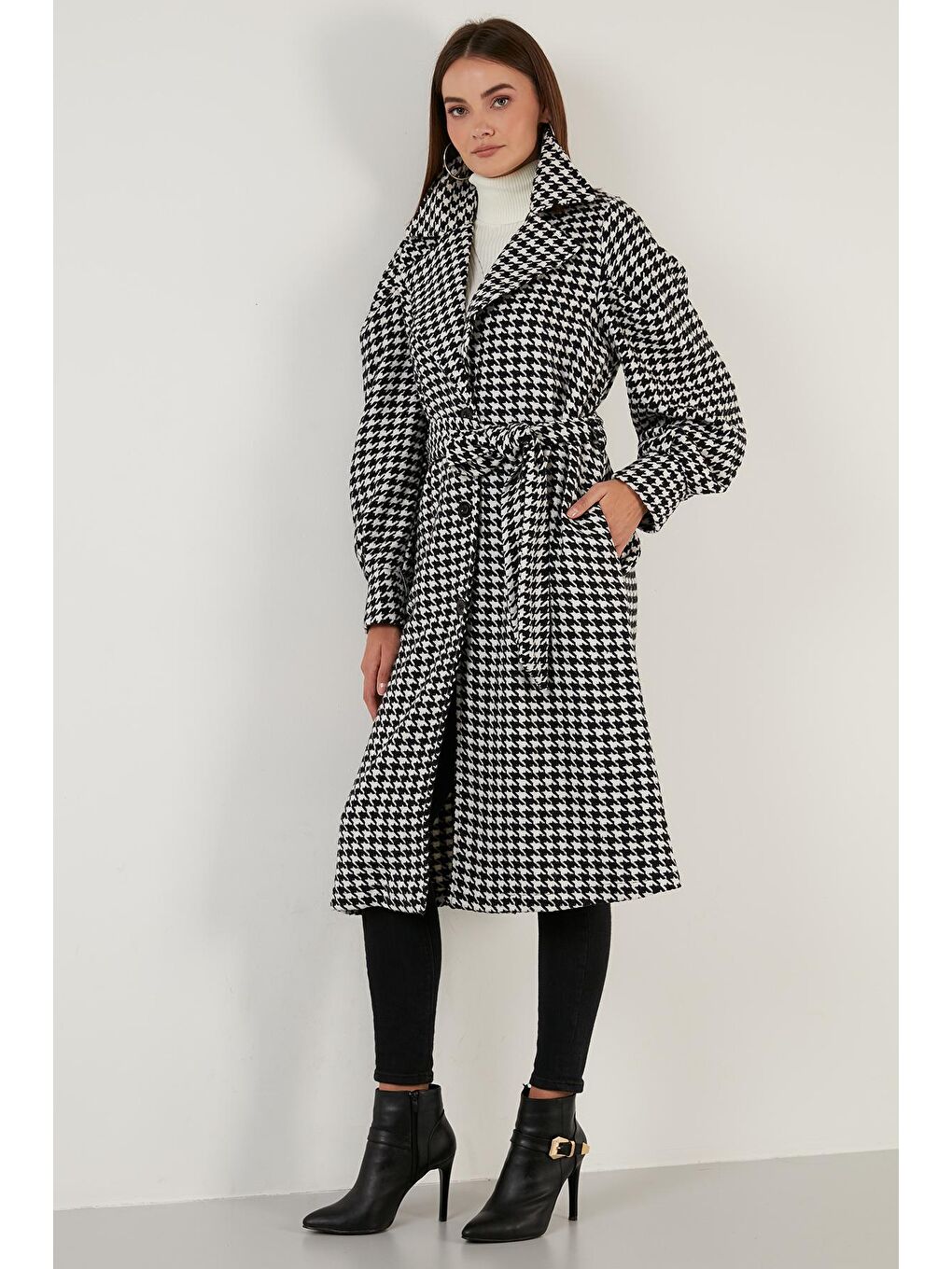 Siyah Kazayağı Desenli Kemerli Cepli Oversize Uzun Kaban 611MNT06-3