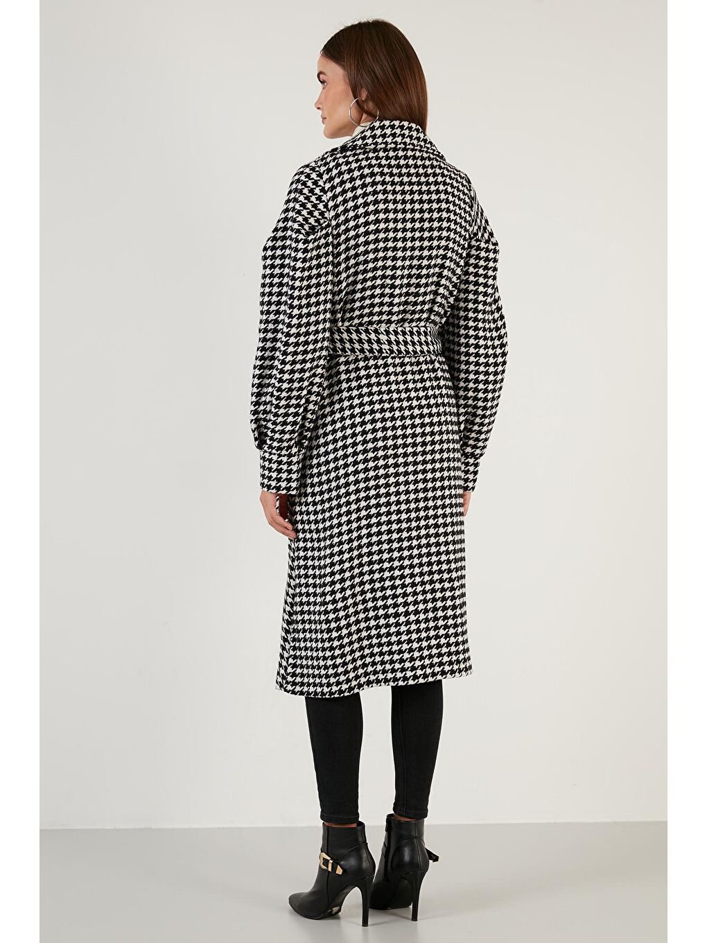 Siyah Kazayağı Desenli Kemerli Cepli Oversize Uzun Kaban 611MNT06-4