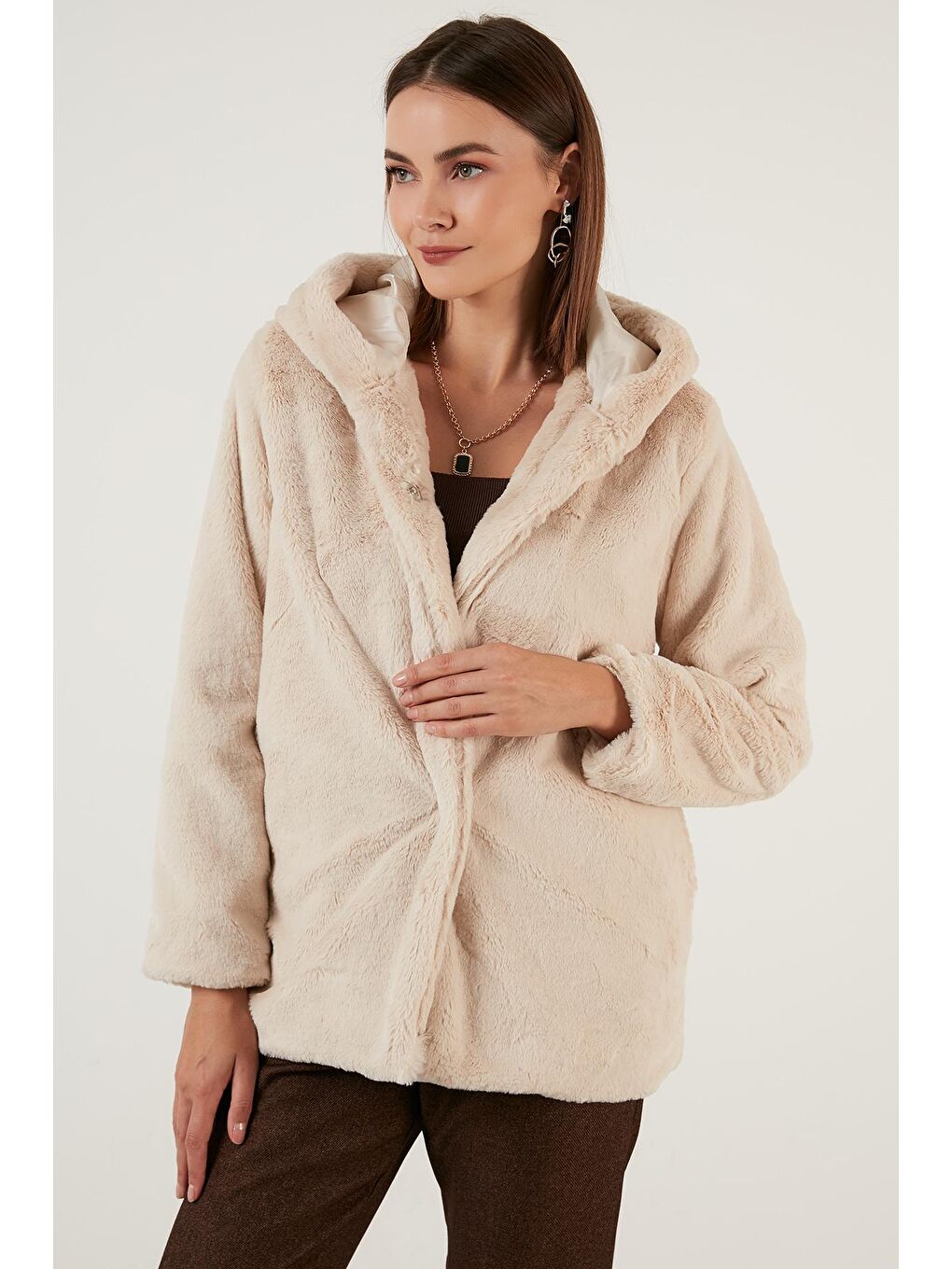 Gri Kapüşonlu Yumuşak Tüylü Astarlı Dar Kesim Suni Kürk 6238066-1