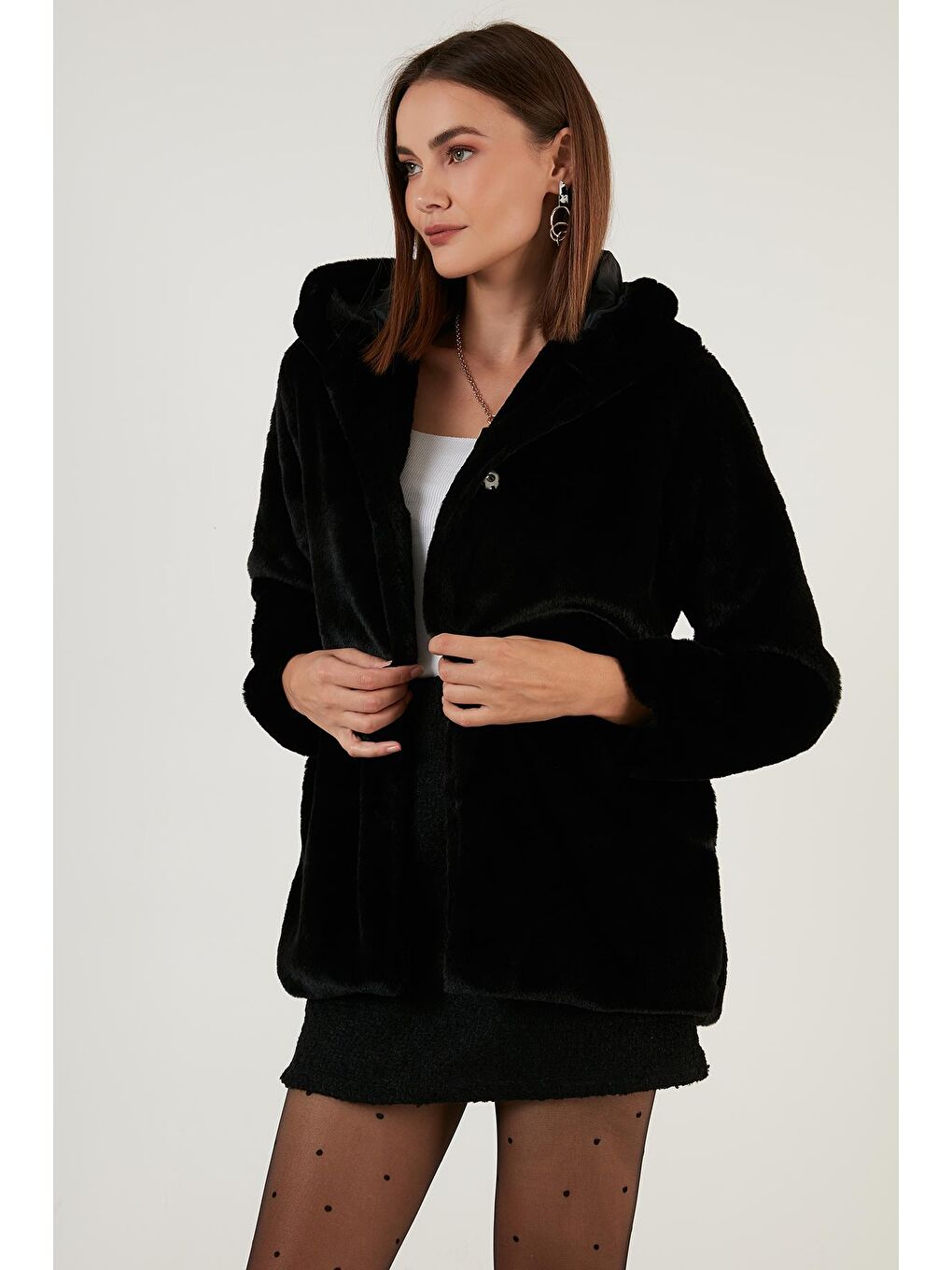 Siyah Kapüşonlu Yumuşak Tüylü Astarlı Dar Kesim Suni Kürk 6238066