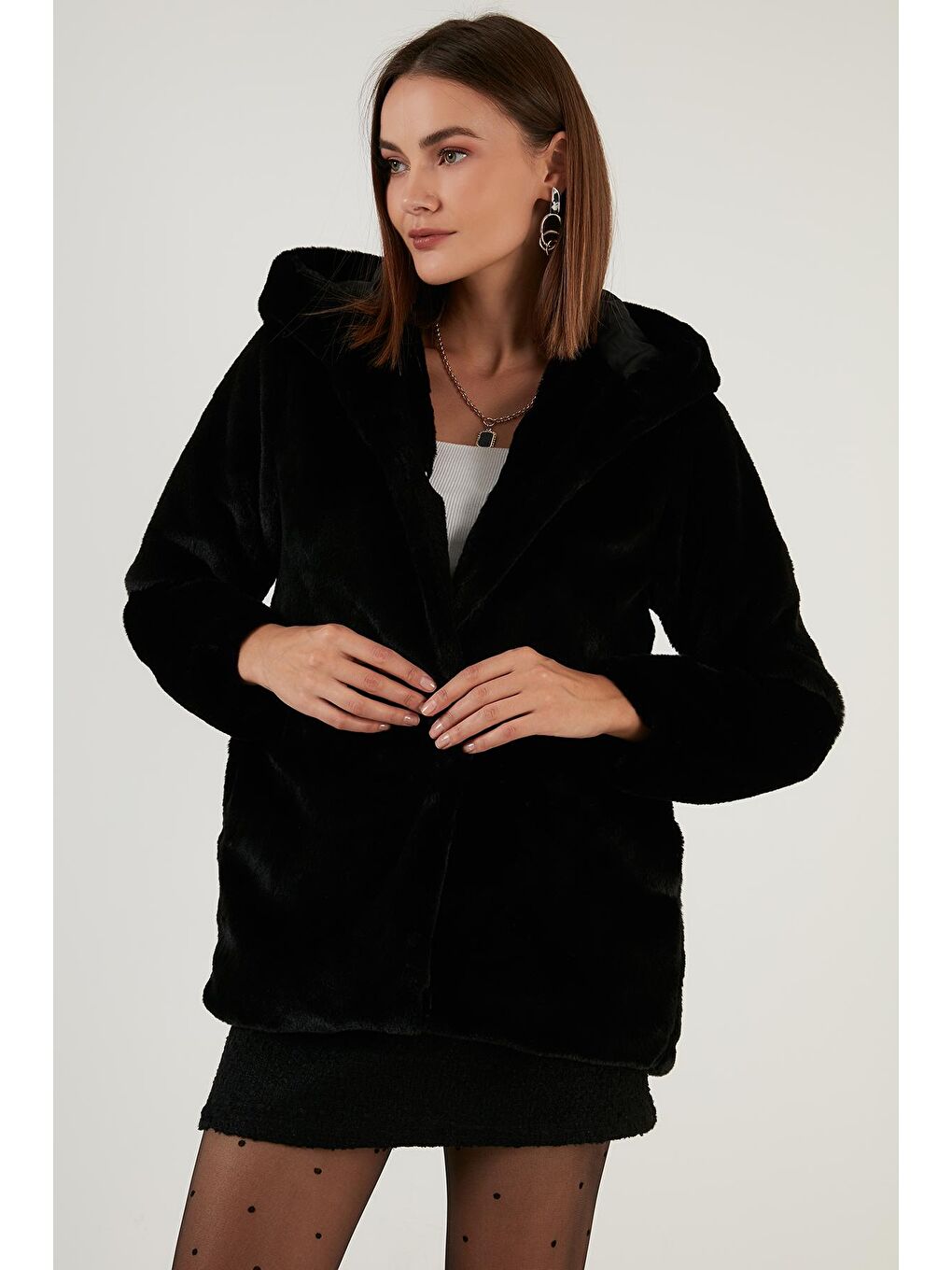 Siyah Kapüşonlu Yumuşak Tüylü Astarlı Dar Kesim Suni Kürk 6238066-4