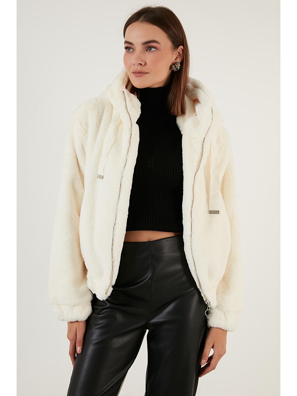 Beyaz Kapüşonlu Yumuşak Tüylü Cepli Dar Kesim Astarlı Suni Kürk 6238068