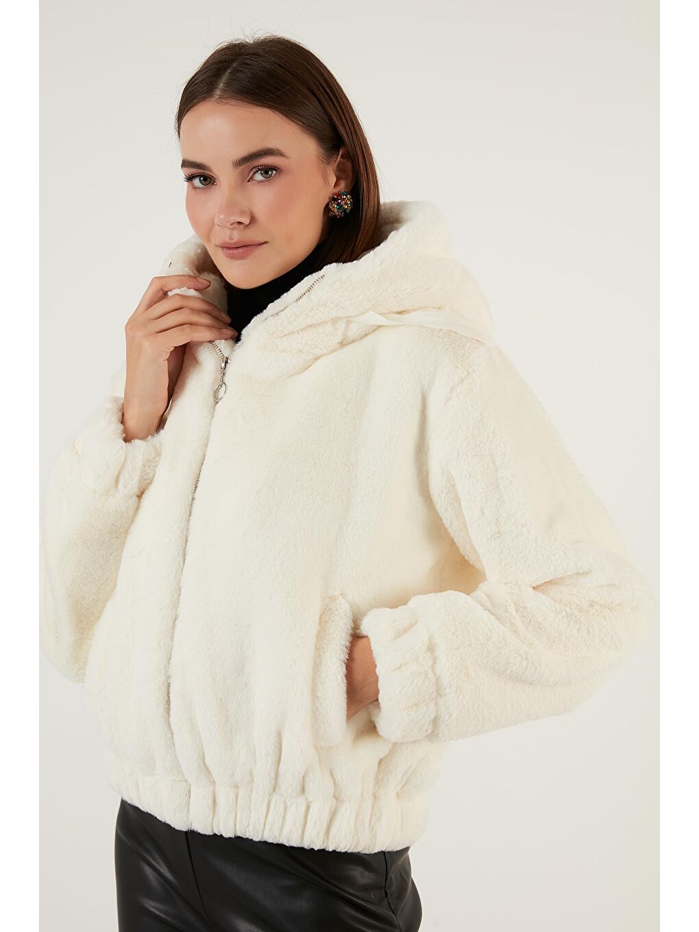 Beyaz Kapüşonlu Yumuşak Tüylü Cepli Dar Kesim Astarlı Suni Kürk 6238068-1