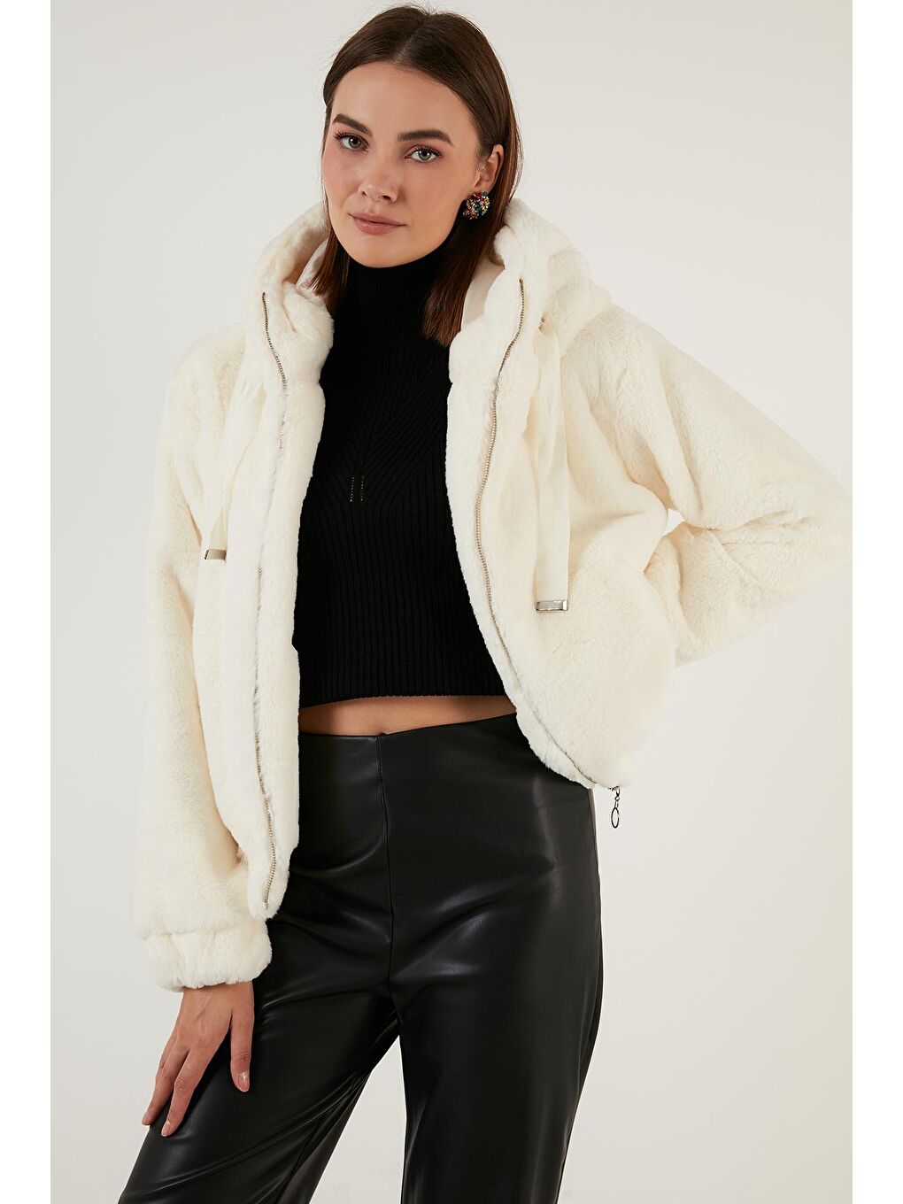 Beyaz Kapüşonlu Yumuşak Tüylü Cepli Dar Kesim Astarlı Suni Kürk 6238068-2