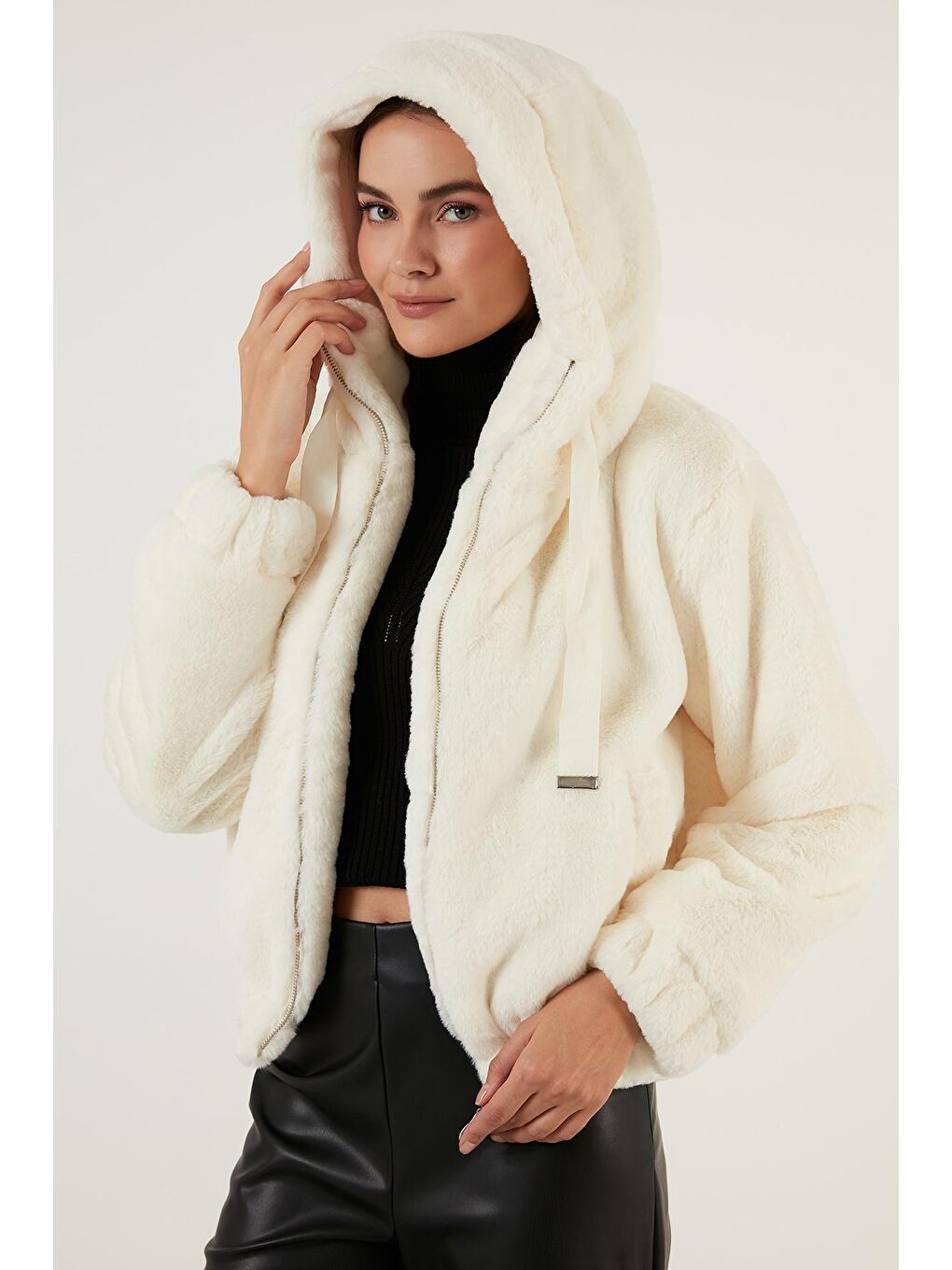 Beyaz Kapüşonlu Yumuşak Tüylü Cepli Dar Kesim Astarlı Suni Kürk 6238068-3