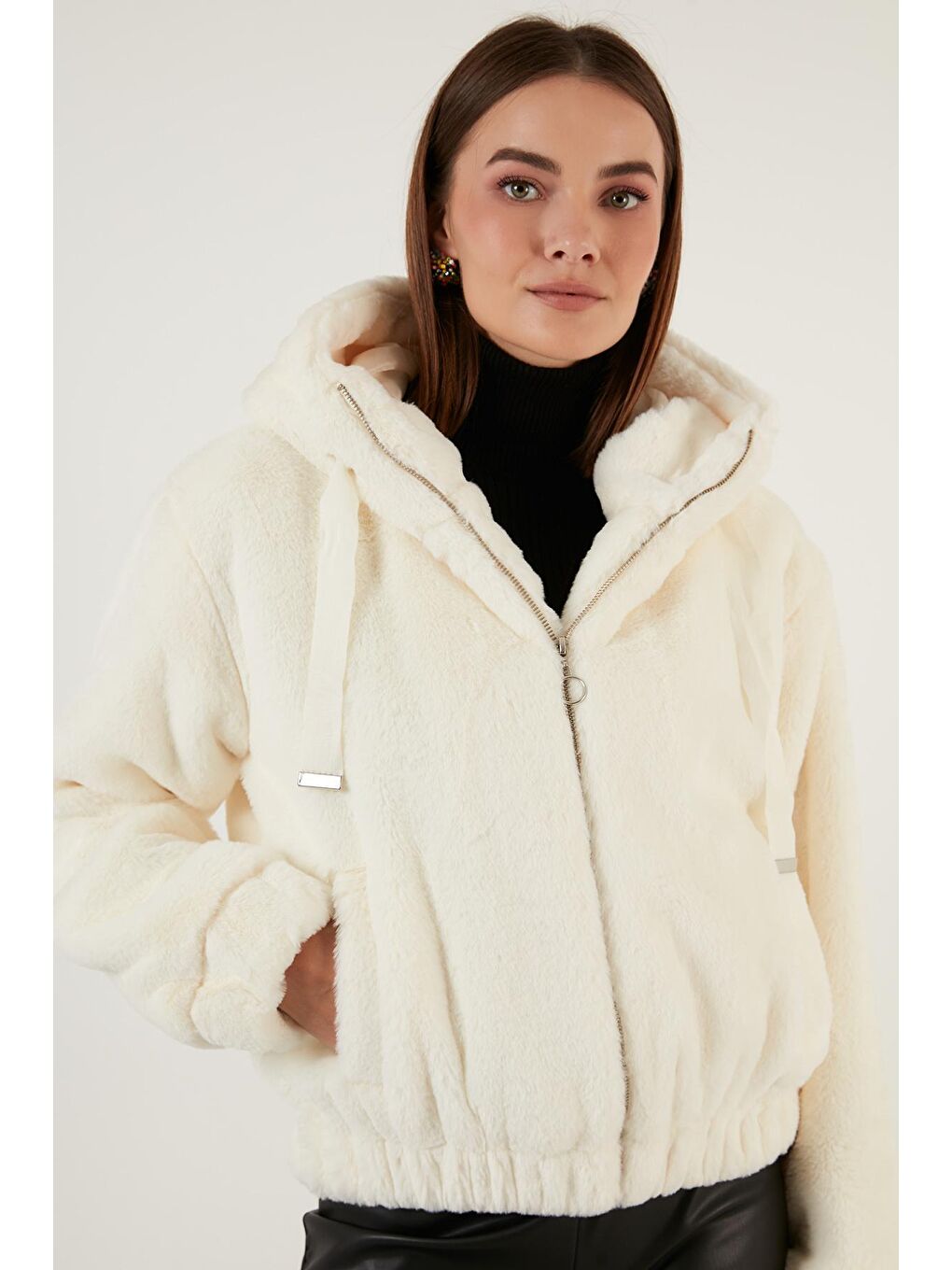 Beyaz Kapüşonlu Yumuşak Tüylü Cepli Dar Kesim Astarlı Suni Kürk 6238068-4