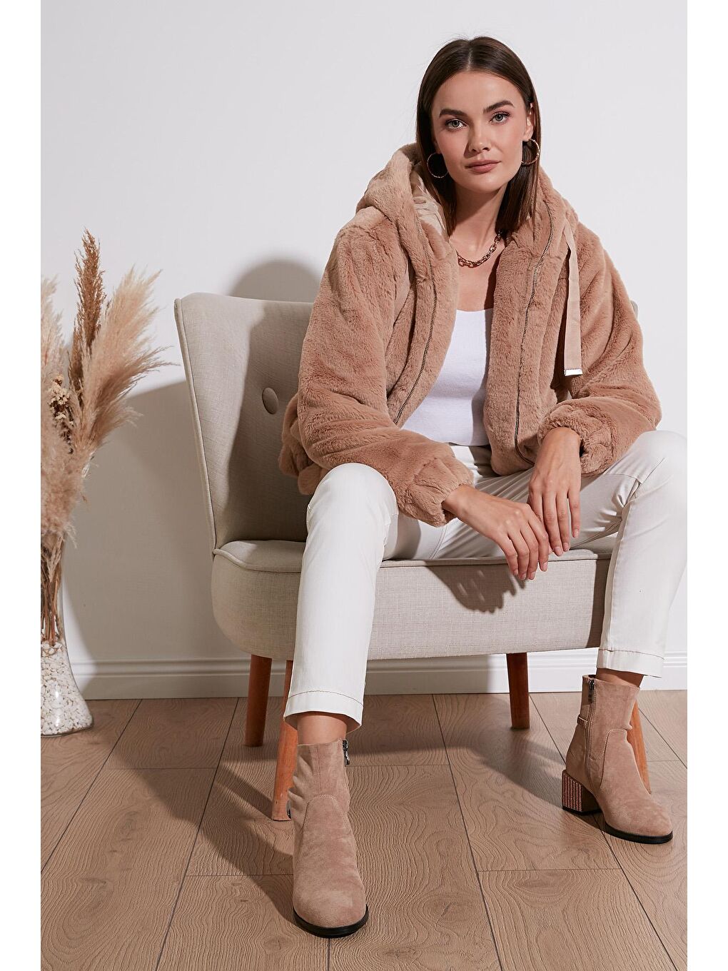 Kahverengi Kapüşonlu Yumuşak Tüylü Cepli Dar Kesim Astarlı Suni Kürk 6238068-1