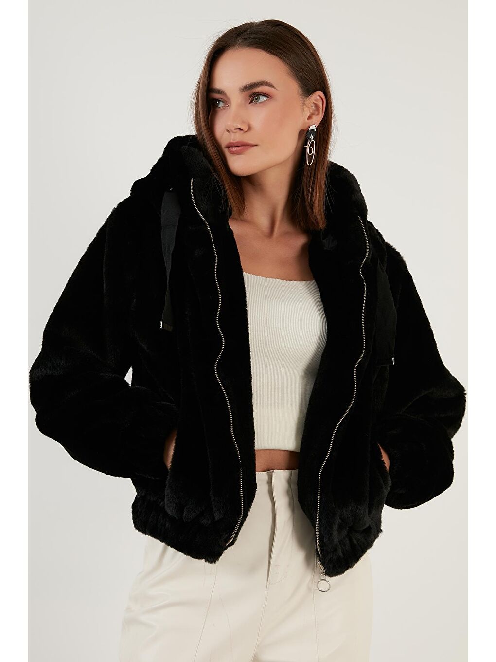 Siyah Kapüşonlu Yumuşak Tüylü Cepli Dar Kesim Astarlı Suni Kürk 6238068-2