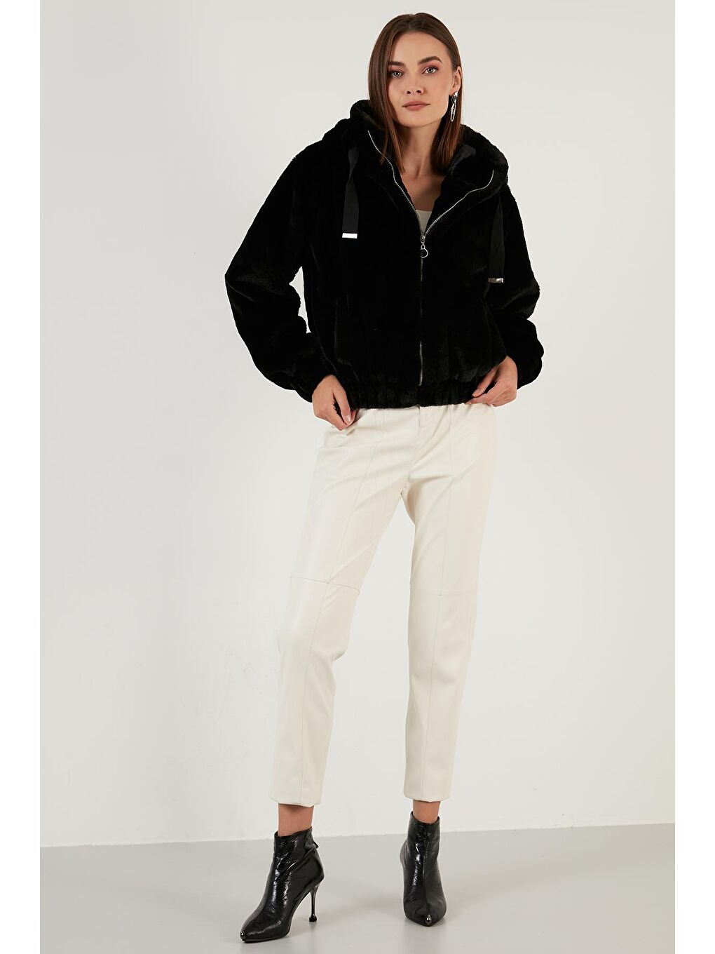 Siyah Kapüşonlu Yumuşak Tüylü Cepli Dar Kesim Astarlı Suni Kürk 6238068-3