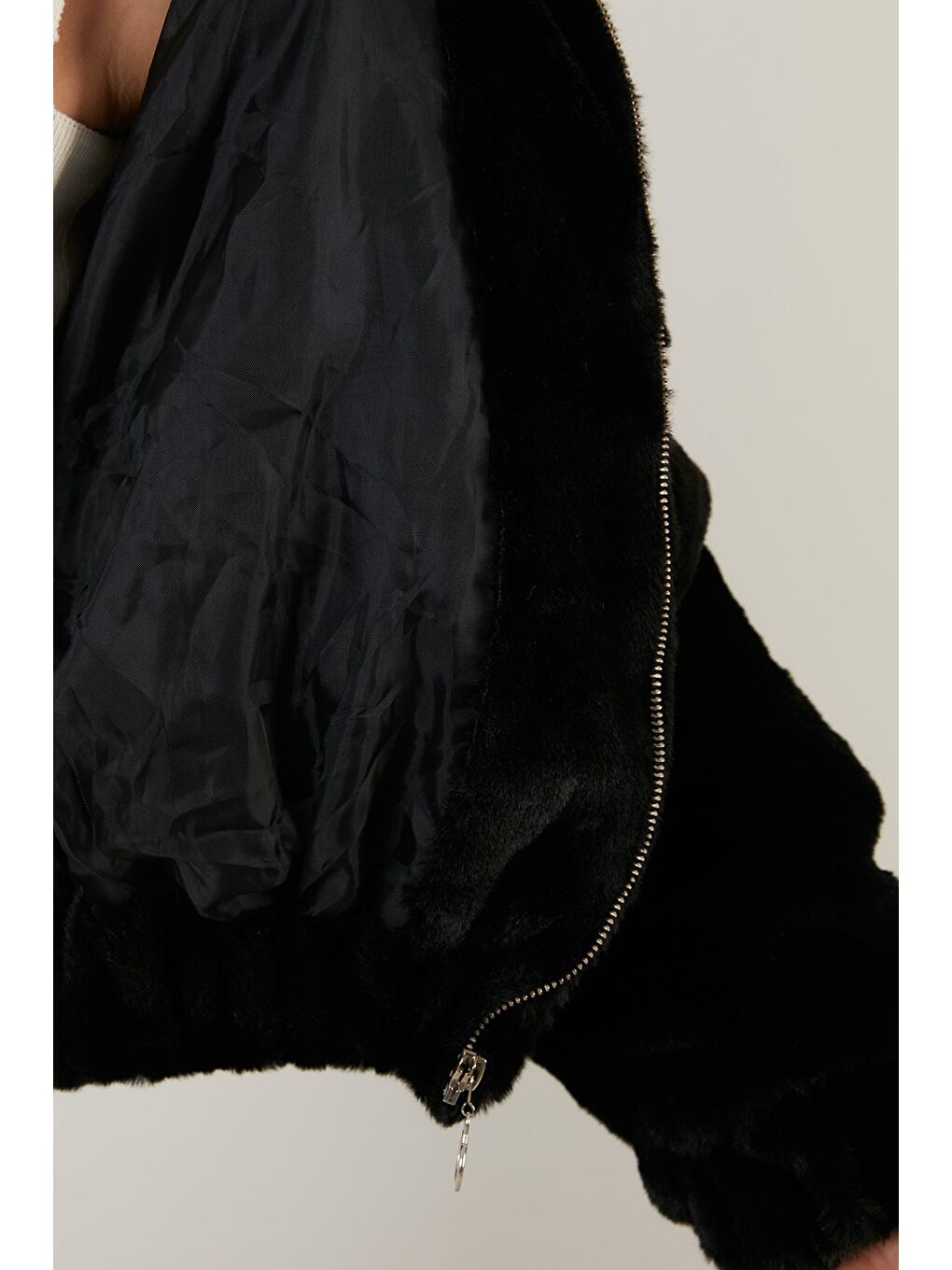 Siyah Kapüşonlu Yumuşak Tüylü Cepli Dar Kesim Astarlı Suni Kürk 6238068-4