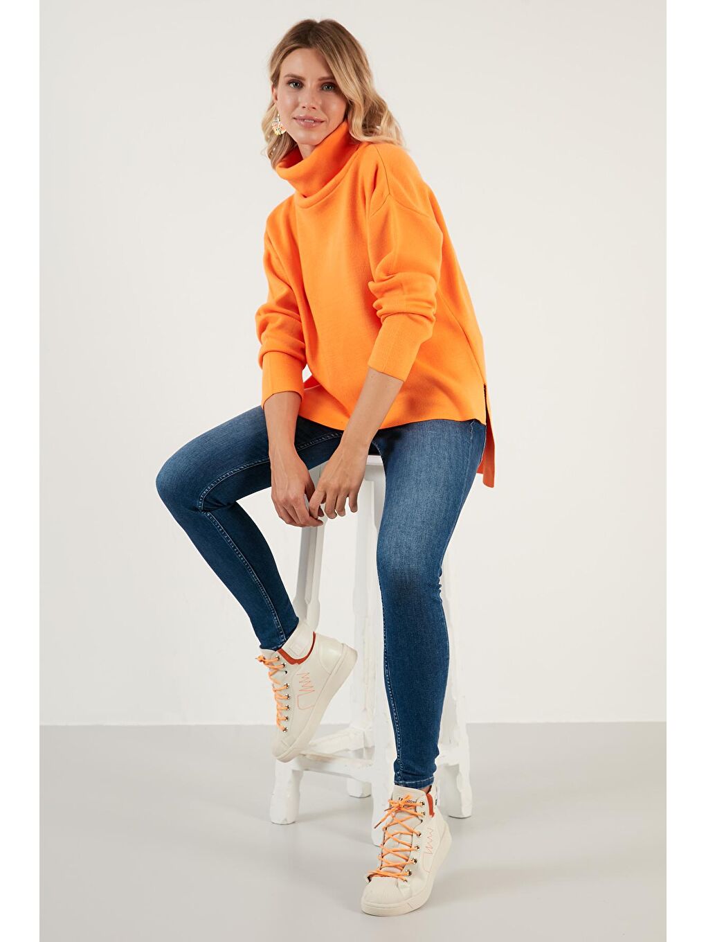 Turuncu Önü Kısa Arkası Uzun Balıkçı Yaka Triko Kazak 6321048-1