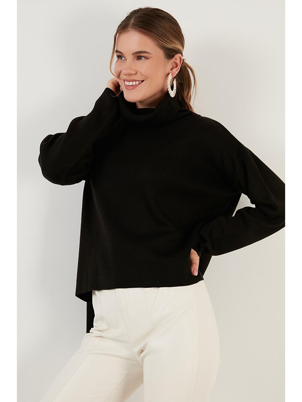 Siyah Önü Kısa Arkası Uzun Balıkçı Yaka Triko Kazak 6321048