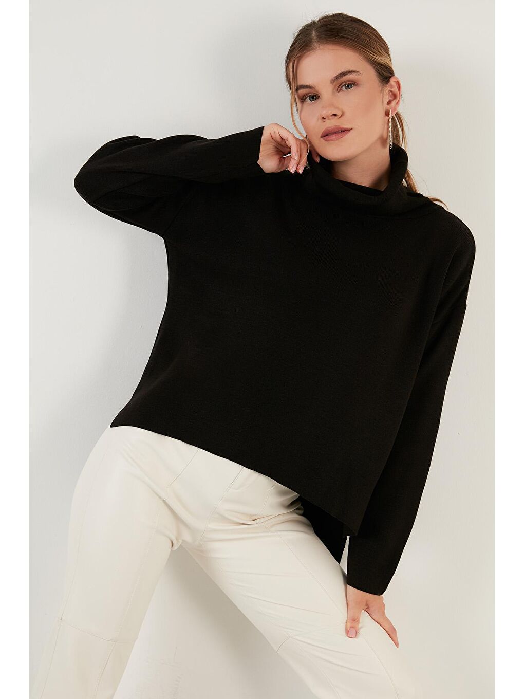 Siyah Önü Kısa Arkası Uzun Balıkçı Yaka Triko Kazak 6321048-1