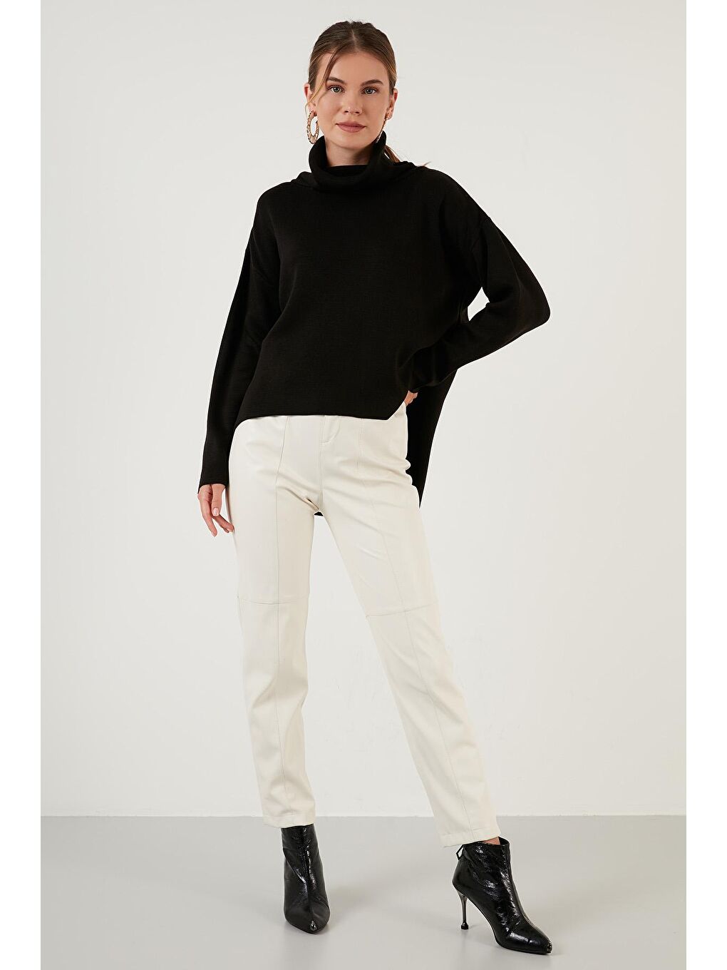 Siyah Önü Kısa Arkası Uzun Balıkçı Yaka Triko Kazak 6321048-2