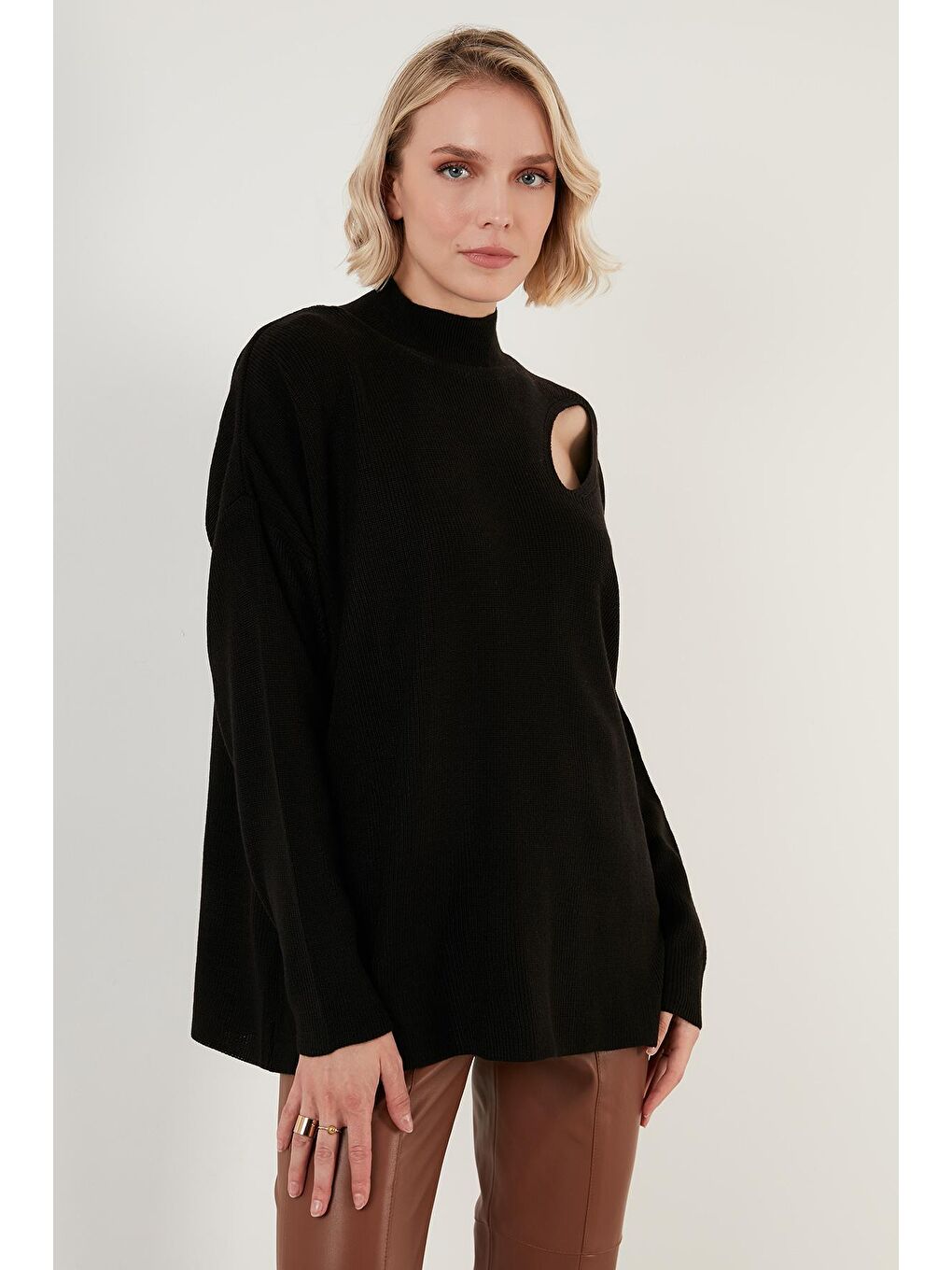 Siyah Omuz Detaylı Yarım Balıkçı Yaka Triko Kazak 6321059-2