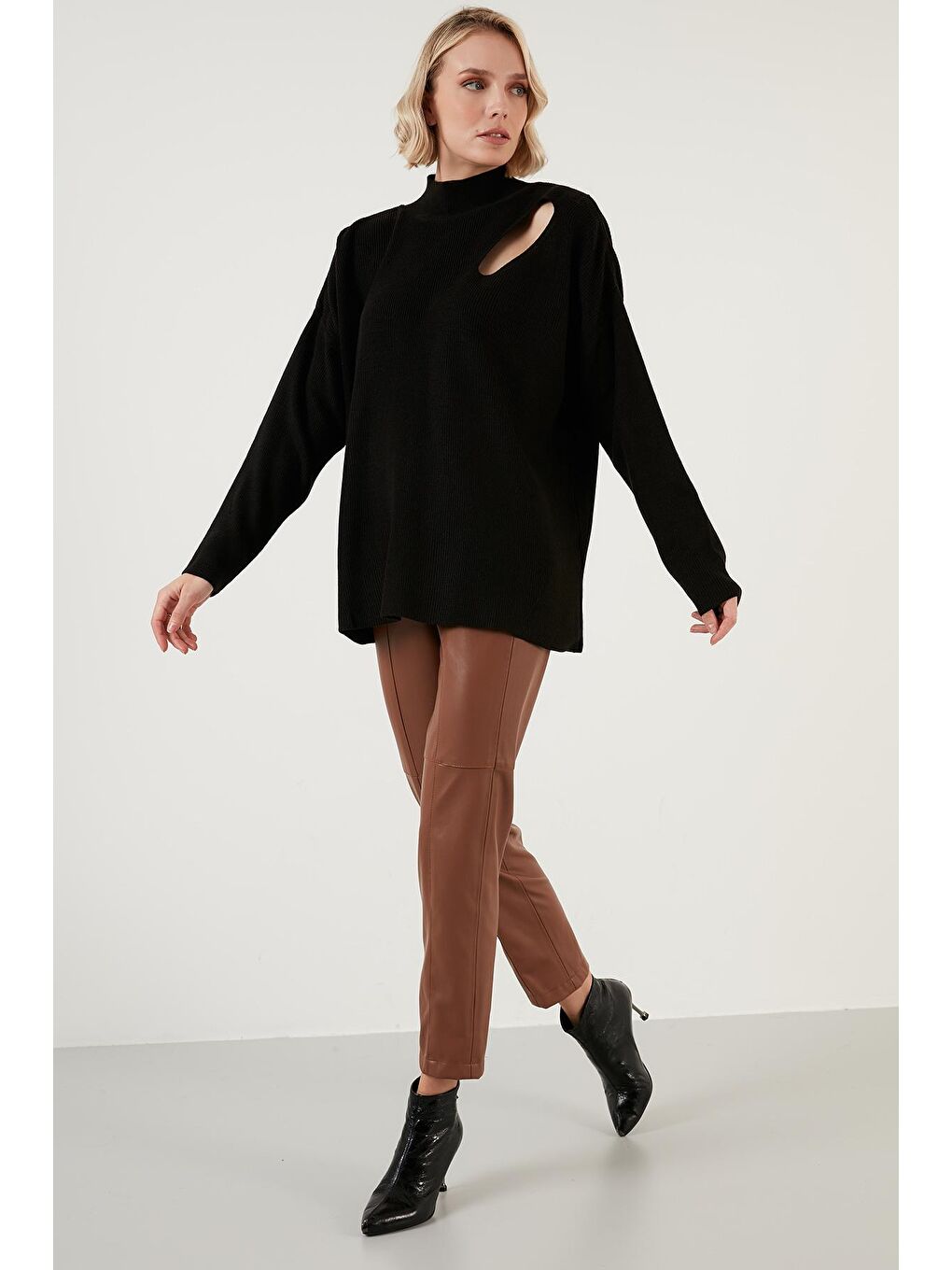 Siyah Omuz Detaylı Yarım Balıkçı Yaka Triko Kazak 6321059-3