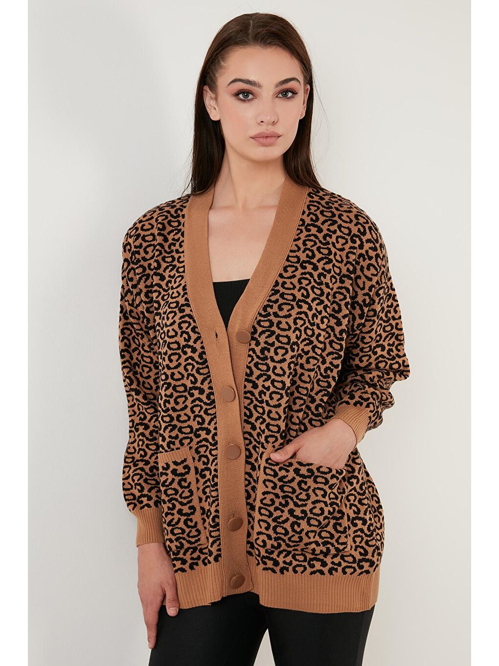 Kahverengi Desenli Düğmeli V Yaka Çift Cepli Uzun Triko Hırka 6329546-1