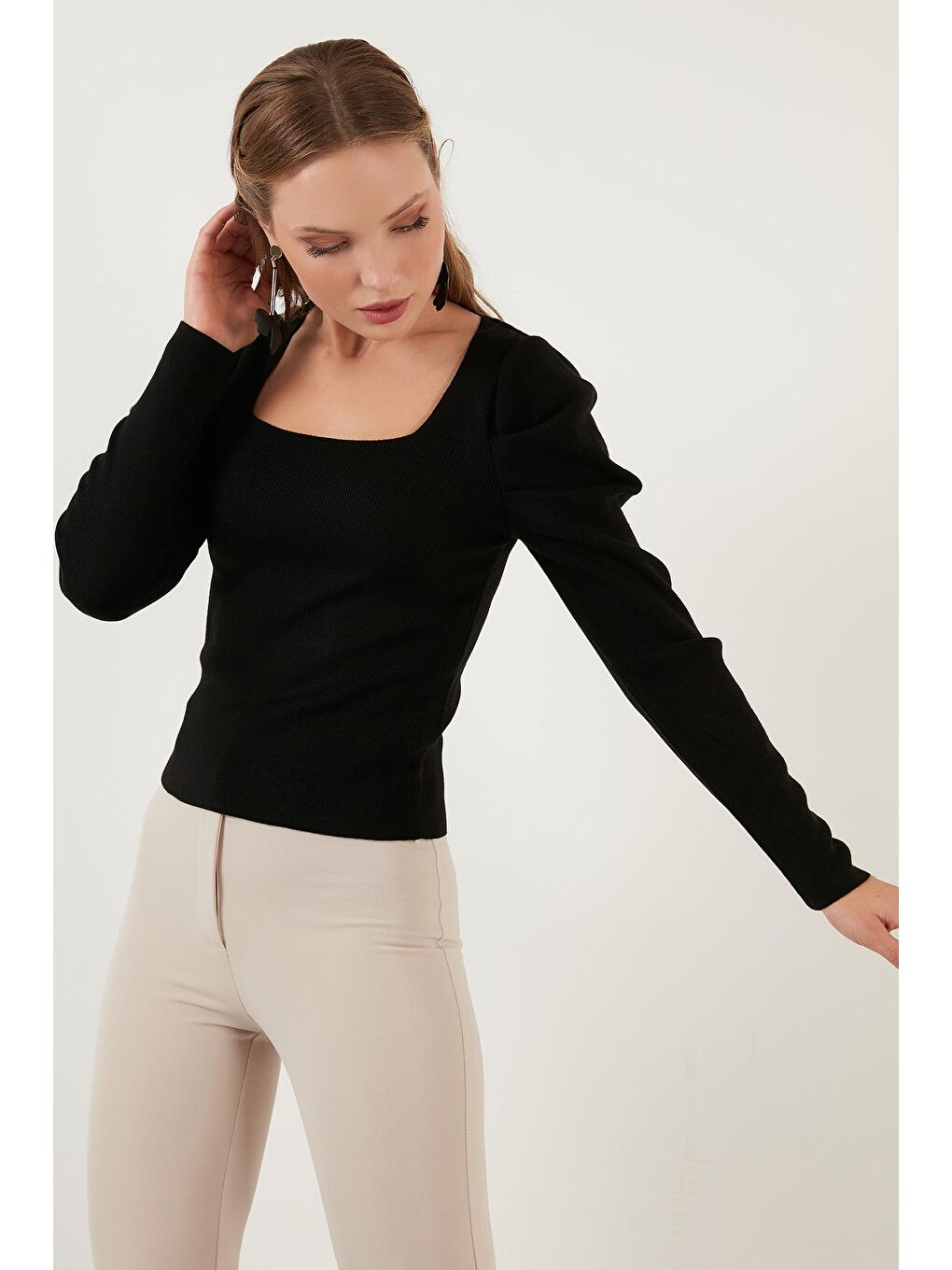 Siyah Kol Büzgülü Kare Yaka Triko Kazak 6362161-2