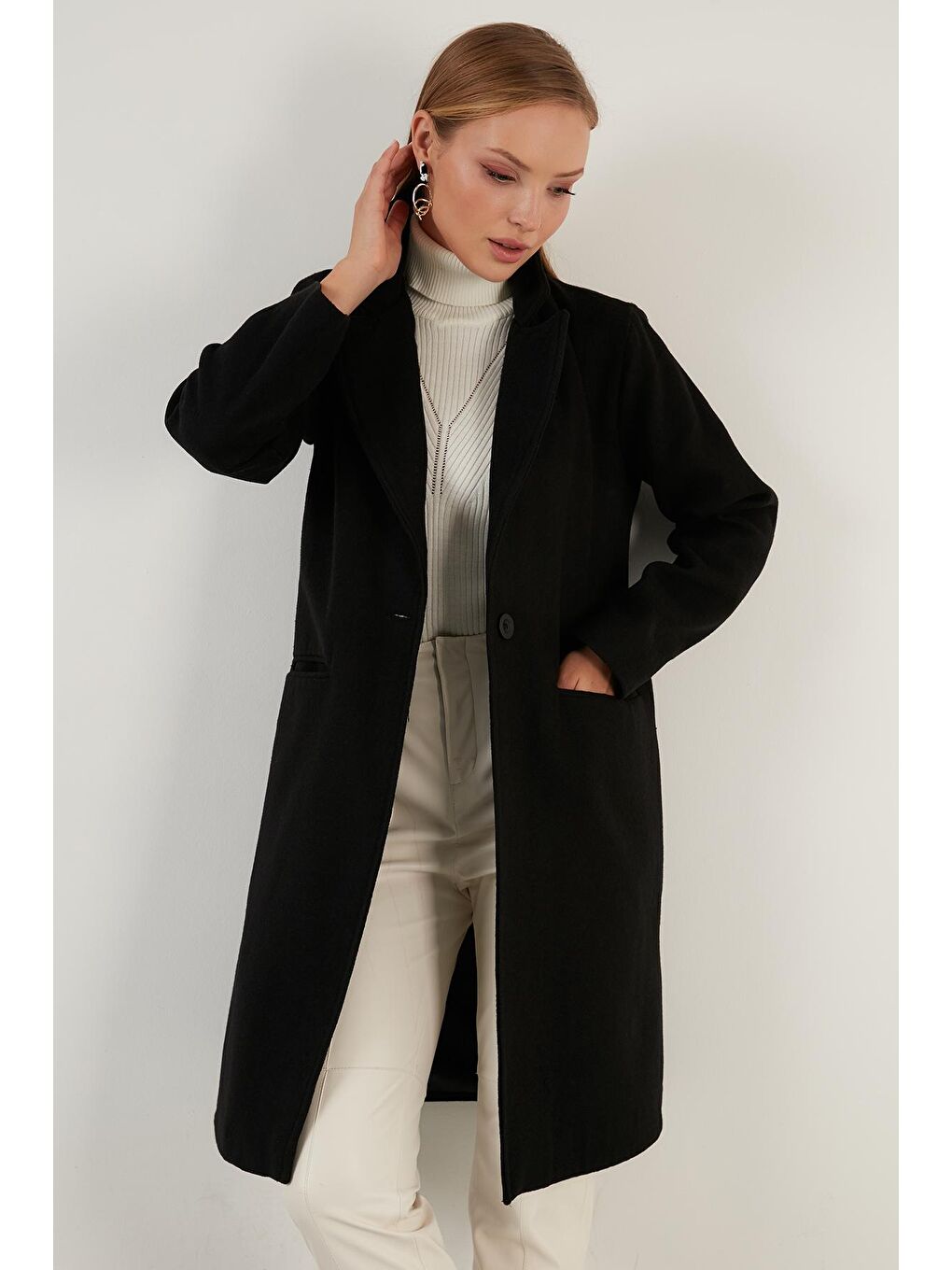 Siyah Regular Fit Düğmeli Astarlı Cepli Kışlık Kaban 6380002-1