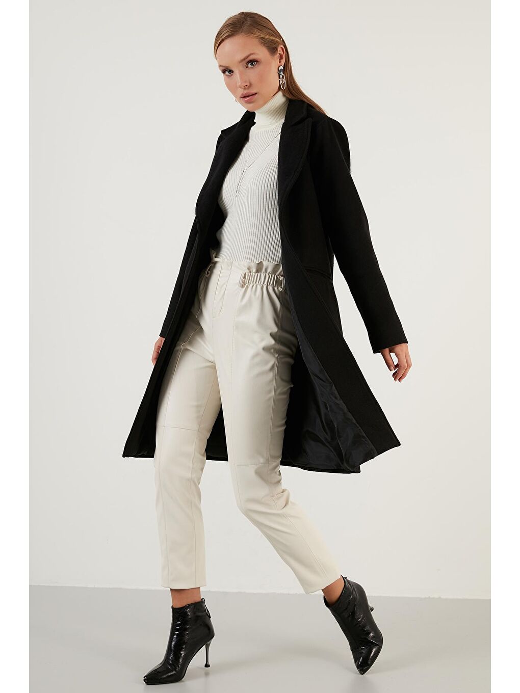 Siyah Regular Fit Düğmeli Astarlı Cepli Kışlık Kaban 6380002-3