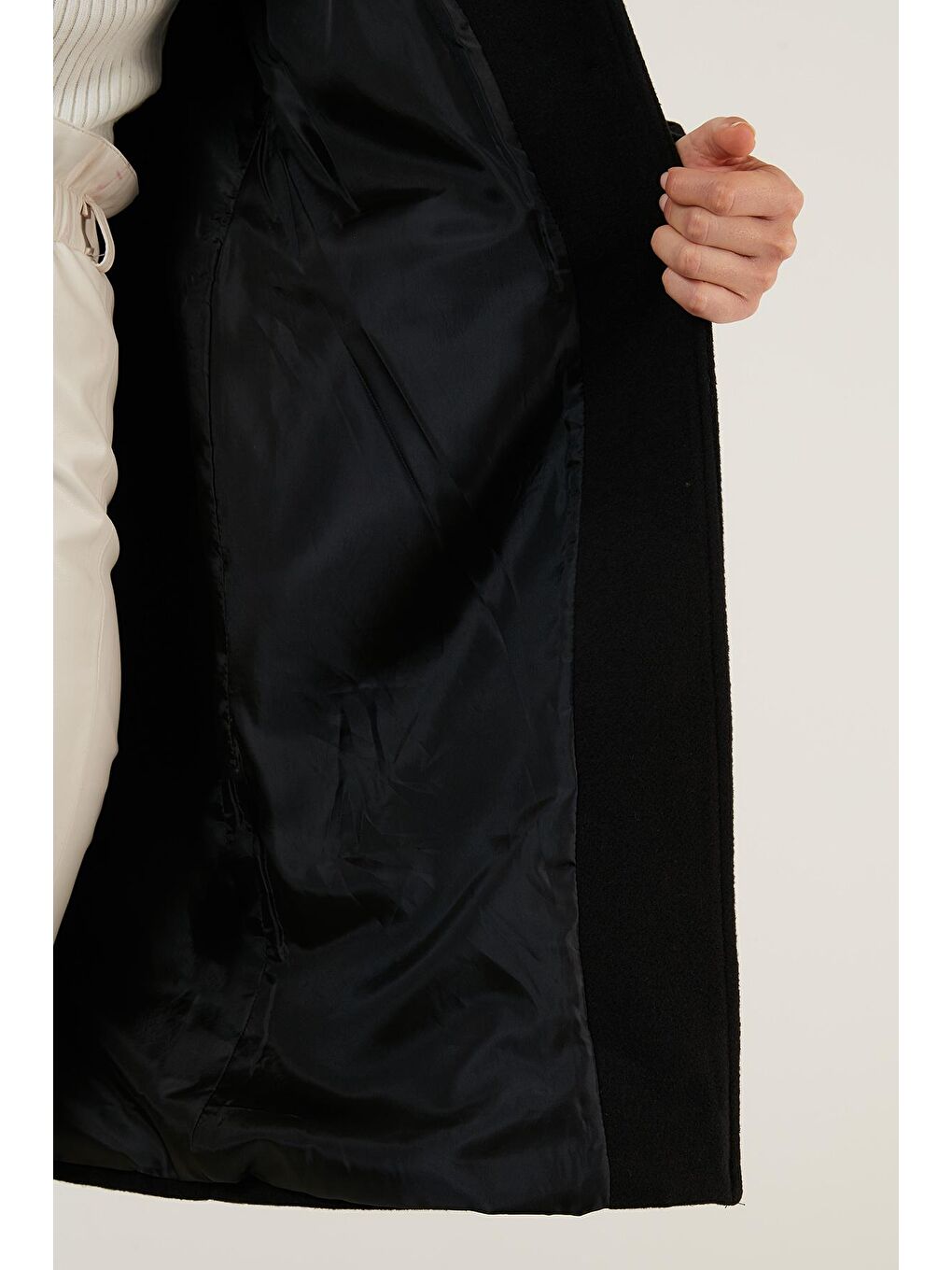 Siyah Regular Fit Düğmeli Astarlı Cepli Kışlık Kaban 6380002-4