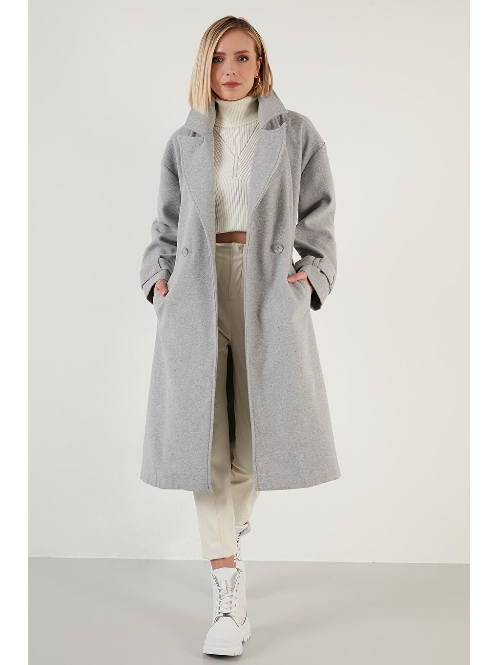 Gri Pamuklu Regular Fit Kemerli Yırtmaçlı Uzun Kaban 6380015