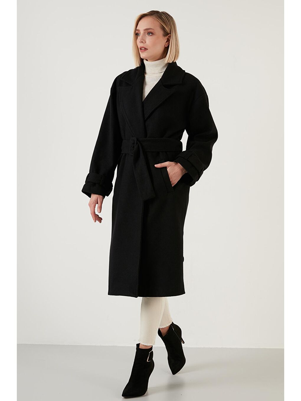 Siyah Pamuklu Regular Fit Kemerli Yırtmaçlı Uzun Kaban 6380015