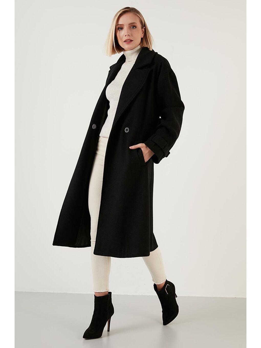 Siyah Pamuklu Regular Fit Kemerli Yırtmaçlı Uzun Kaban 6380015-1