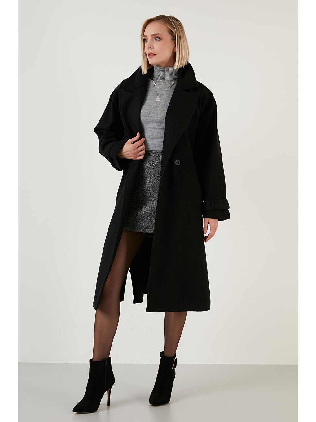 Siyah Pamuklu Regular Fit Kemerli Yırtmaçlı Uzun Kaban 6380015-3