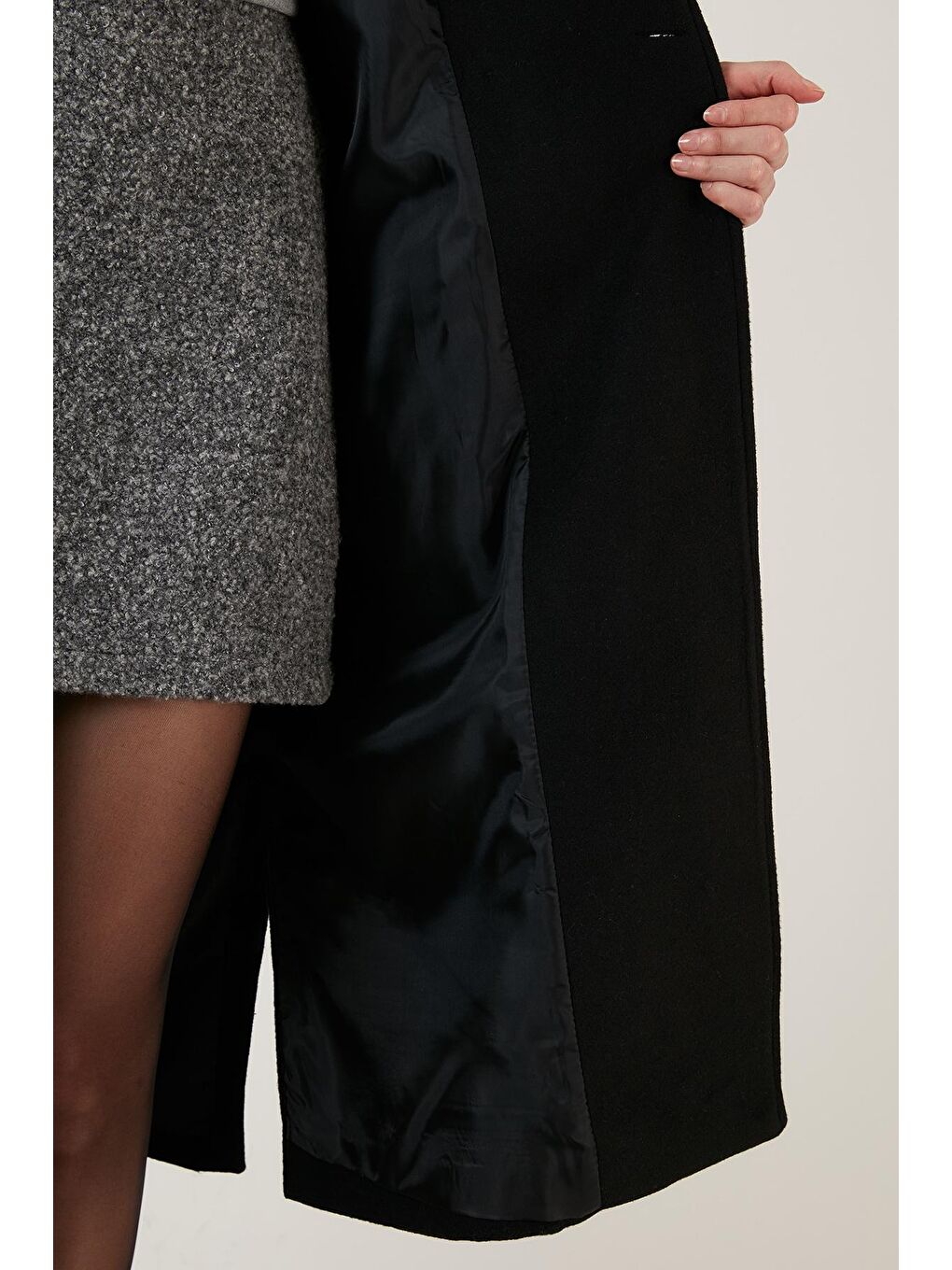 Siyah Pamuklu Regular Fit Kemerli Yırtmaçlı Uzun Kaban 6380015-4