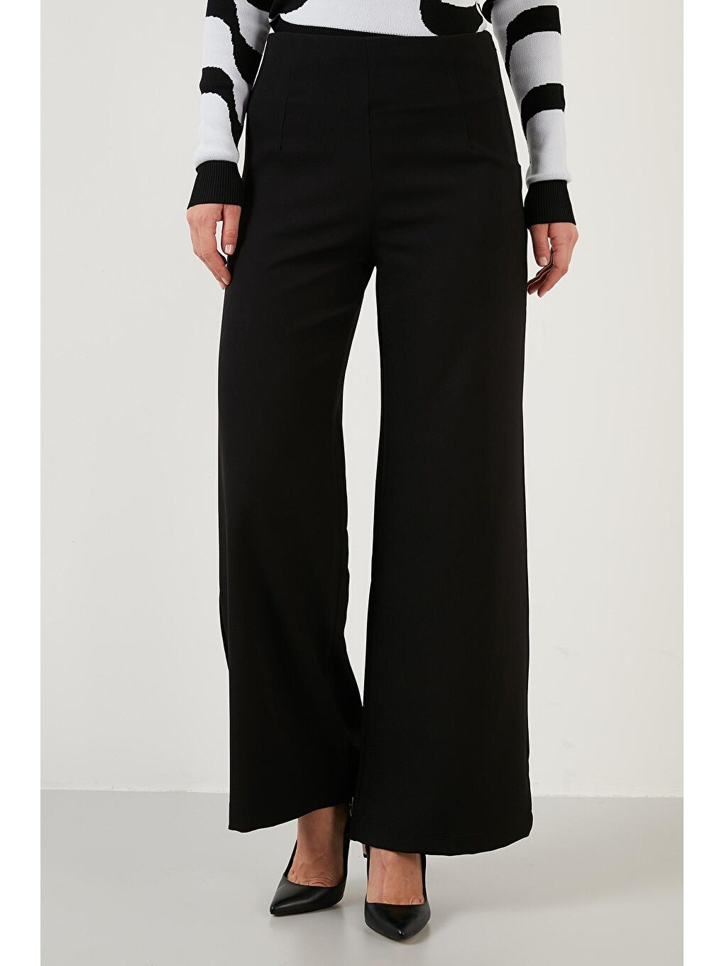 Siyah Fermuarlı Yüksek Bel Bol Paça Kumaş Pantolon 6476004-1