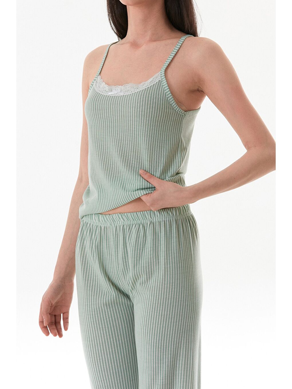 Yeşil İnce Çizgili Askılı Dantelli Pijama Takımı-4