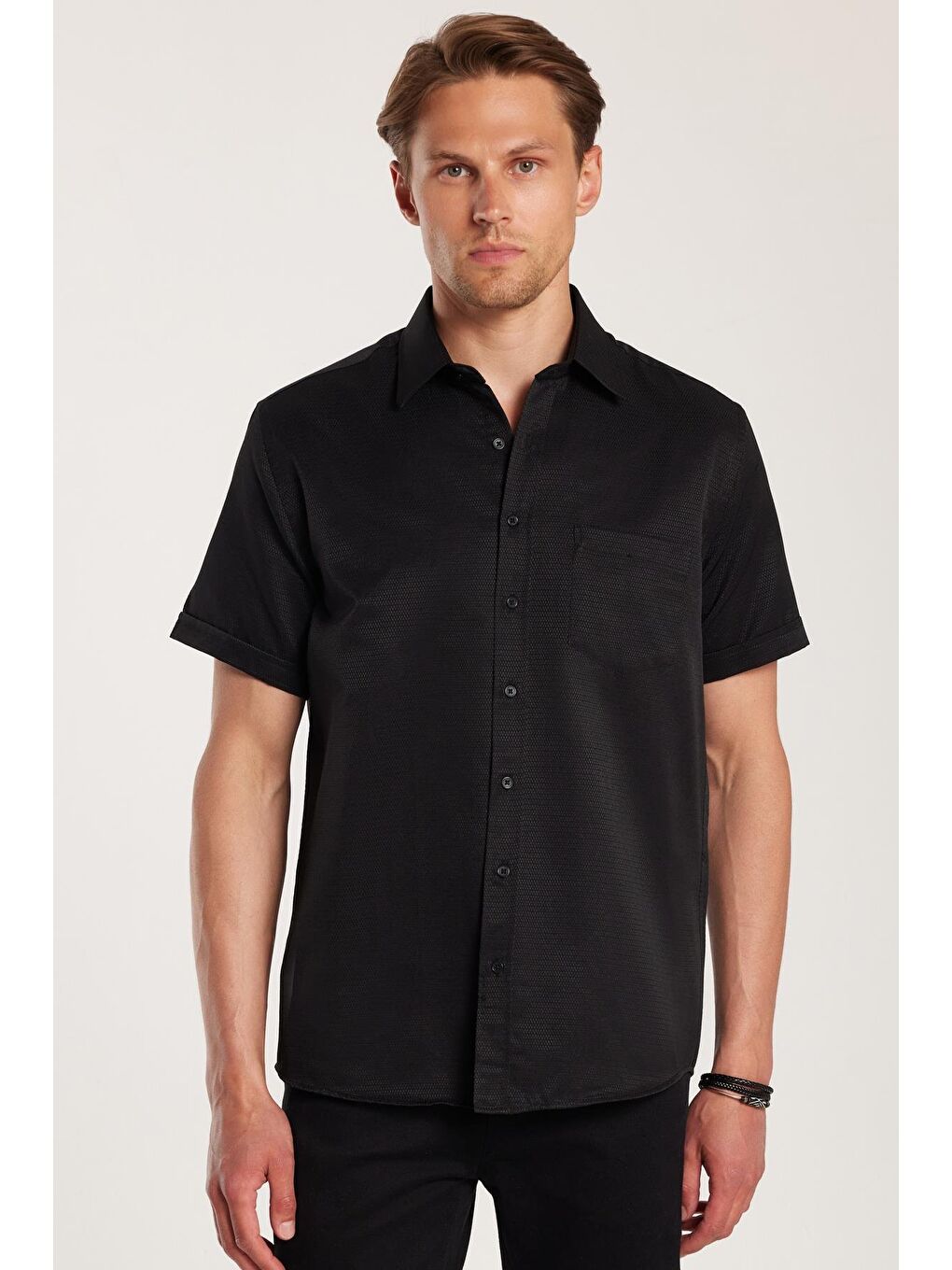 Erkek Regular Fit Klasik Kesim Kısa Kollu Pamuklu Tek Cepli Armürlü Siyah Gömlek