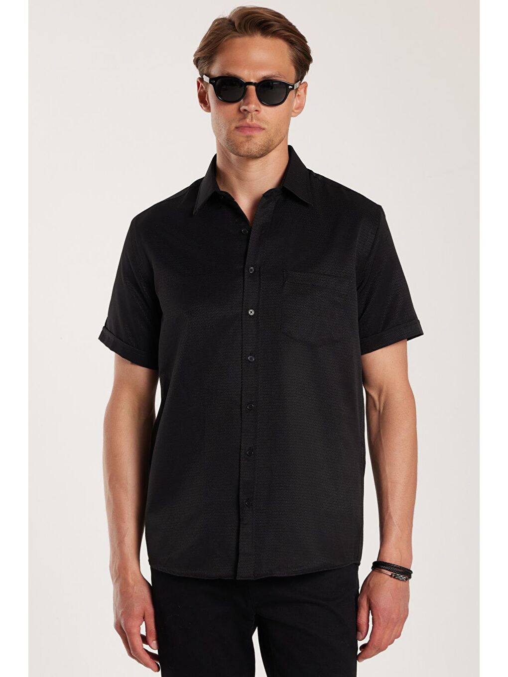 Erkek Regular Fit Klasik Kesim Kısa Kollu Pamuklu Tek Cepli Armürlü Siyah Gömlek-1