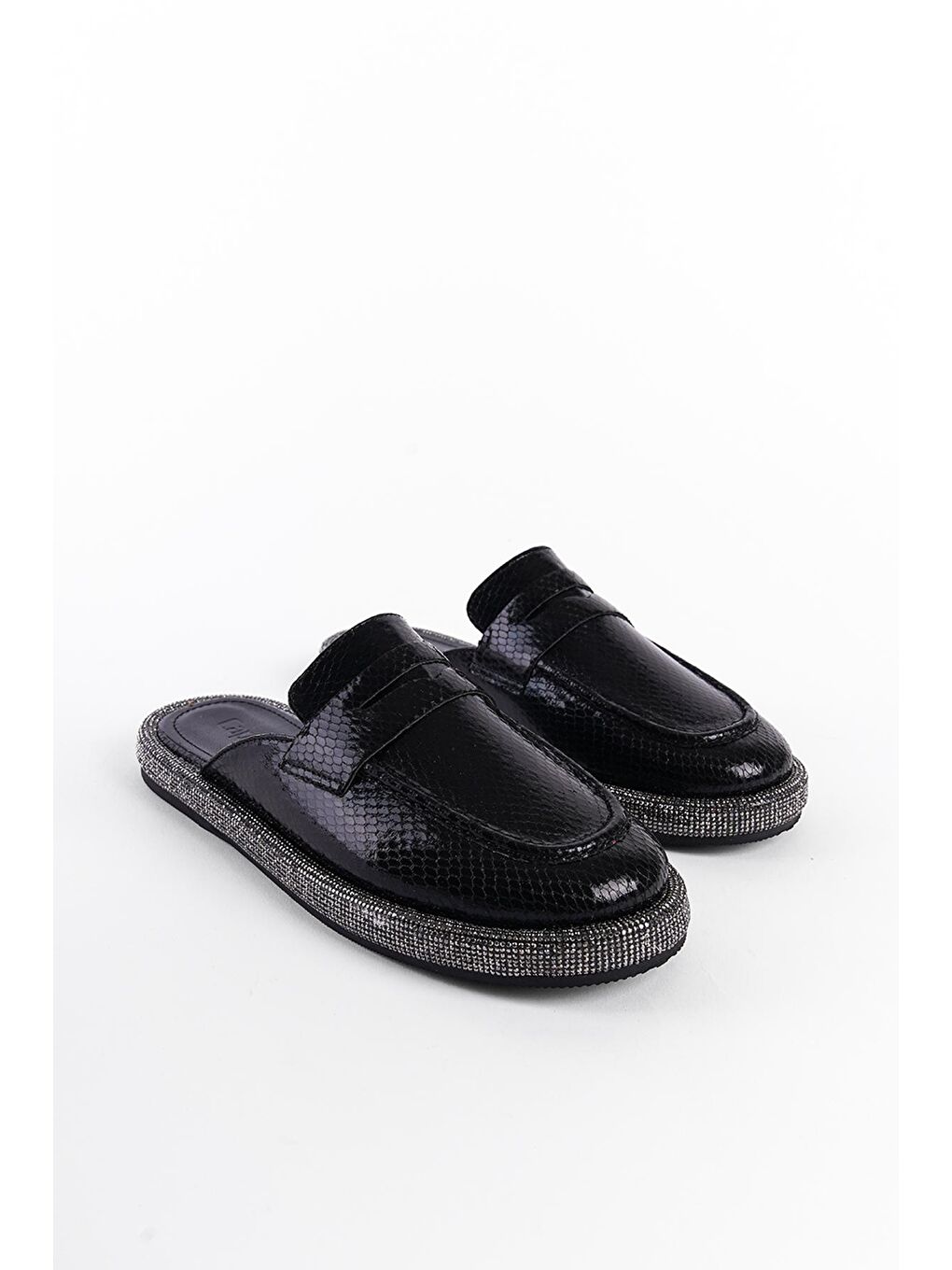 Siyah Taşlı Burnu Kapalı Kadın Terlik