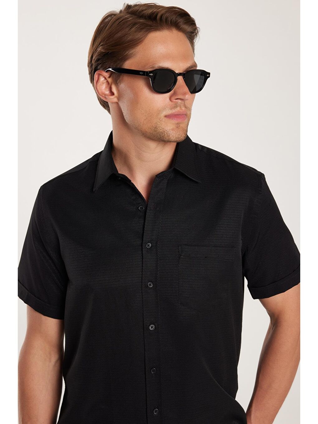 Erkek Regular Fit Klasik Kesim Kısa Kollu Pamuklu Tek Cepli Armürlü Siyah Gömlek-3