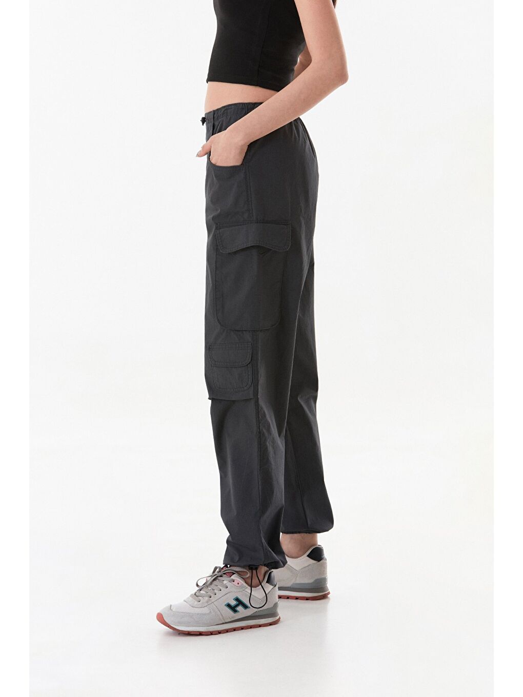 Gri Beli Ve Paçası Stoperli Kargo Cepli Paraşüt Kumaş Pantolon-4