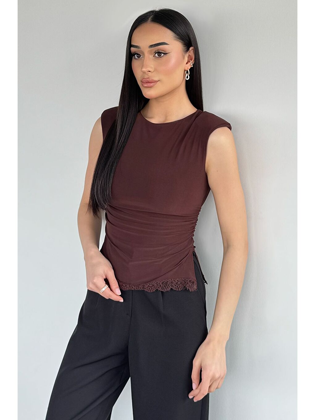 Kahverengi Kadın Omuz Vatkalı Yanlar Büzgülü Dantel Detaylı Bluz-1