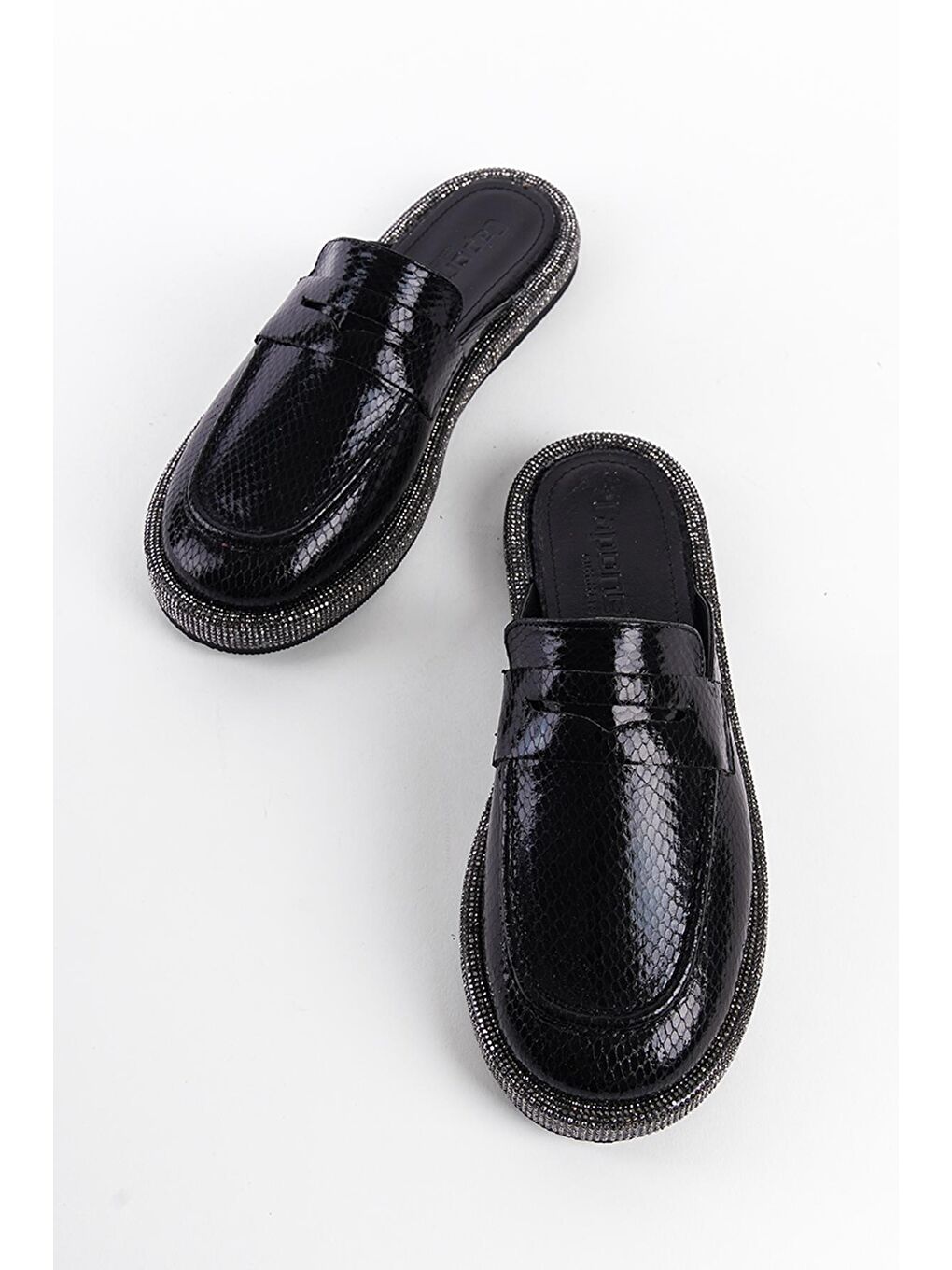 Siyah Taşlı Burnu Kapalı Kadın Terlik-3