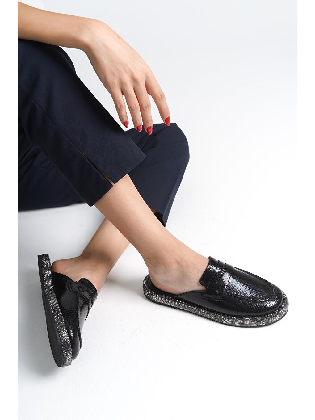 Siyah Taşlı Burnu Kapalı Kadın Terlik-4