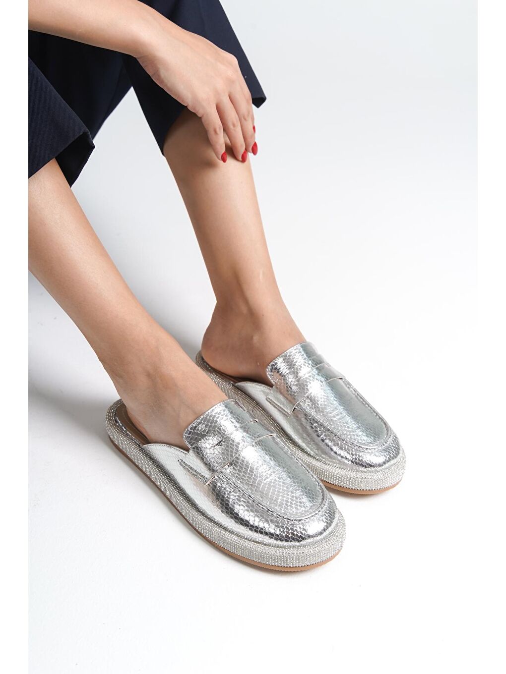 Gri Taşlı Burnu Kapalı Kadın Terlik-4