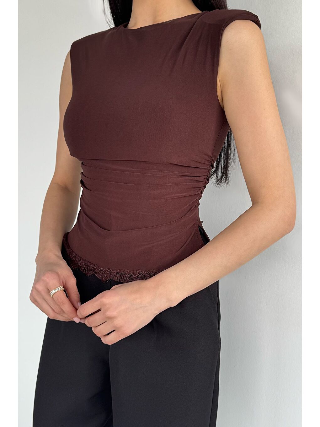 Kahverengi Kadın Omuz Vatkalı Yanlar Büzgülü Dantel Detaylı Bluz-2