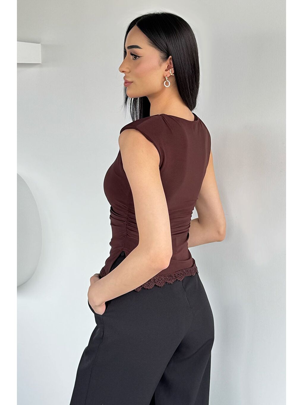 Kahverengi Kadın Omuz Vatkalı Yanlar Büzgülü Dantel Detaylı Bluz-3