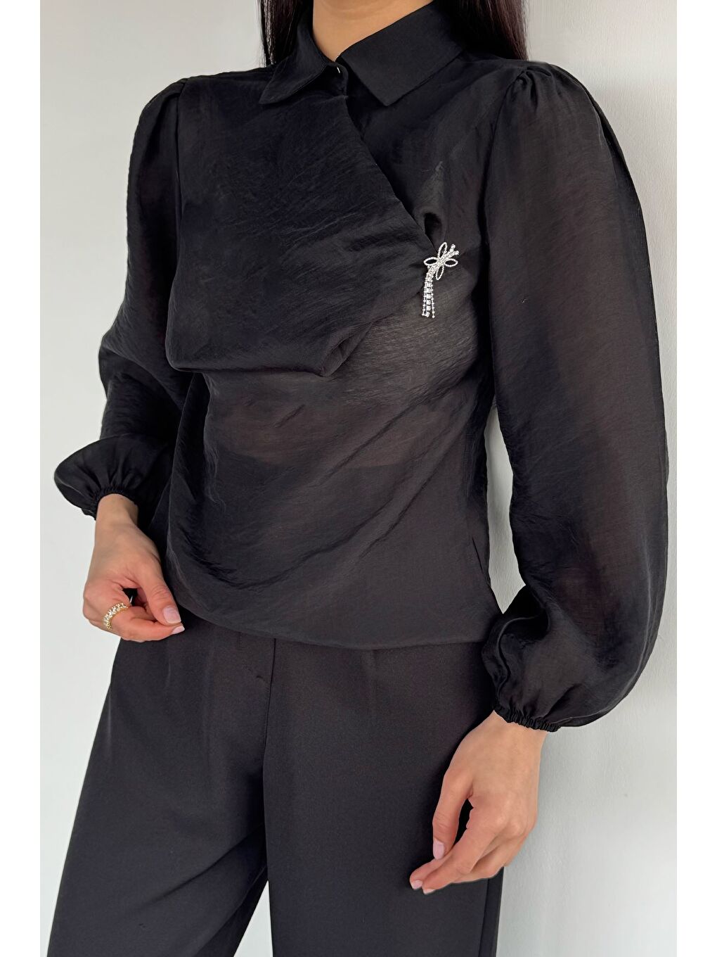 Siyah Kadın Degaje Yaka Broş Detaylı Bluz
