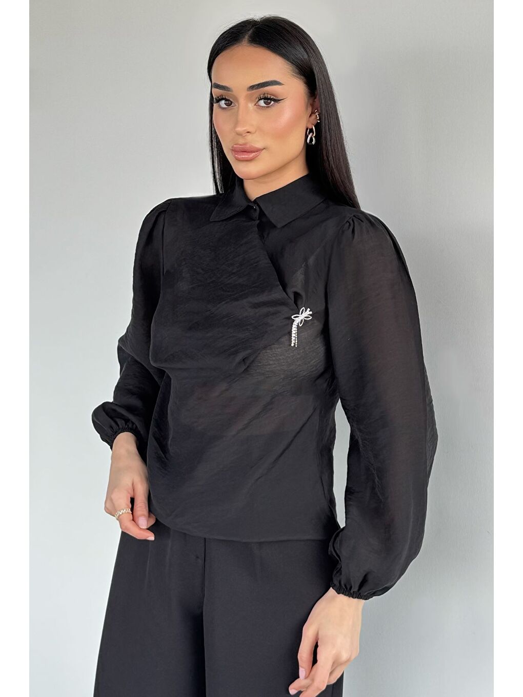Siyah Kadın Degaje Yaka Broş Detaylı Bluz-1