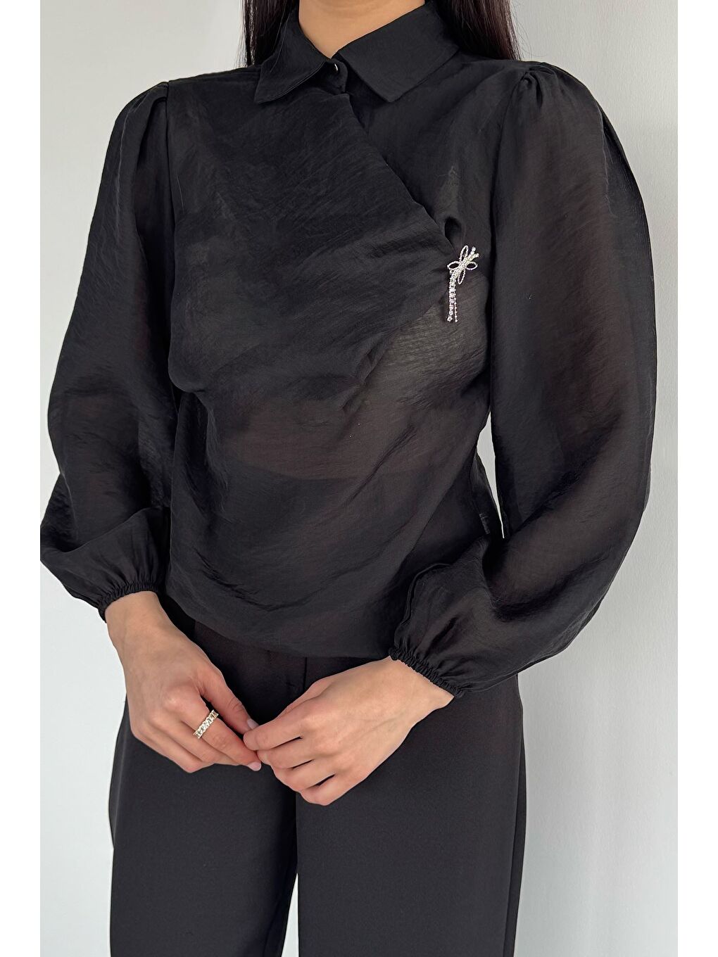 Siyah Kadın Degaje Yaka Broş Detaylı Bluz-2