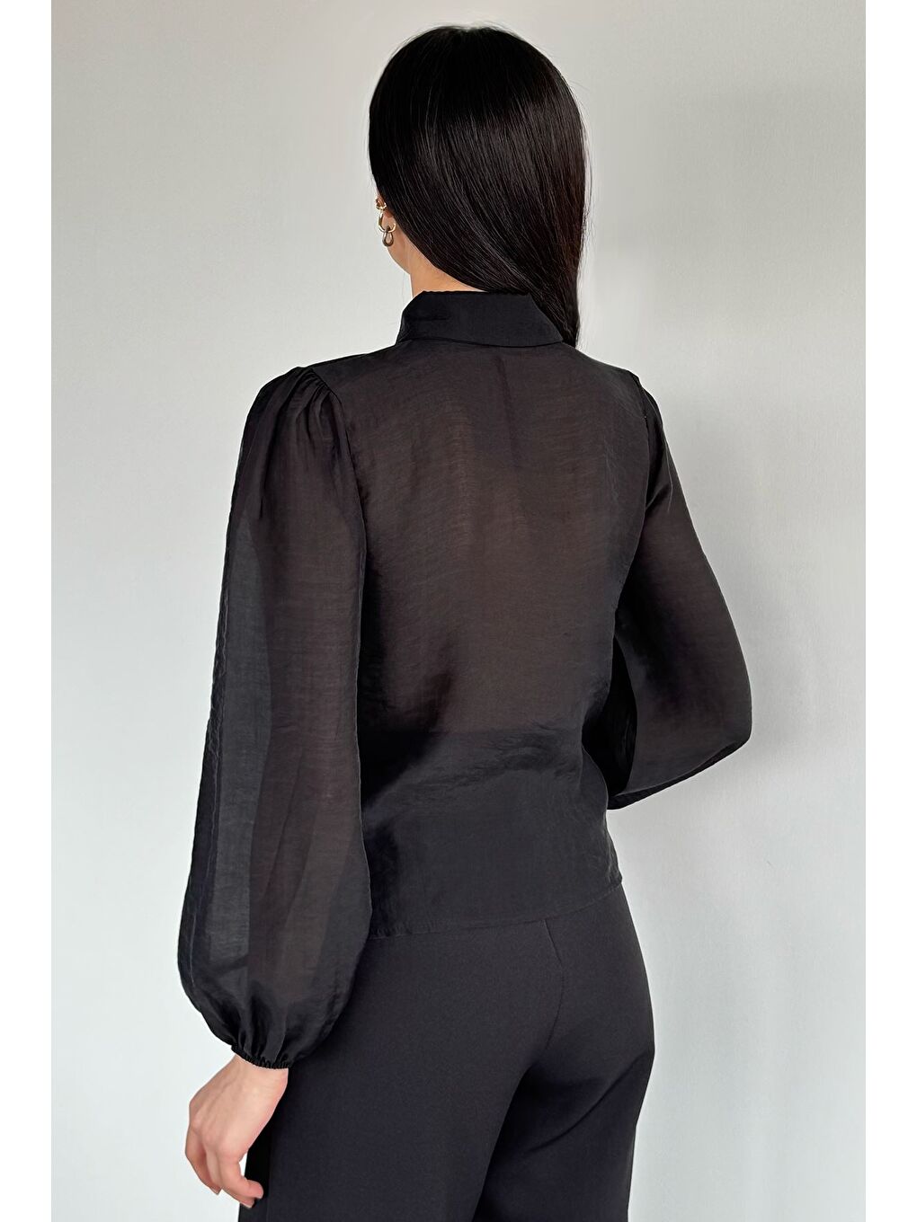 Siyah Kadın Degaje Yaka Broş Detaylı Bluz-3