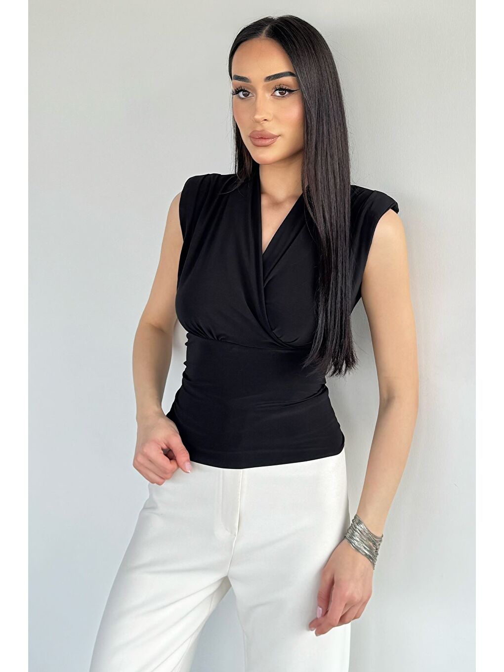 Siyah Kadın Omuz Vatkalı Kruvaze Yaka Bluz